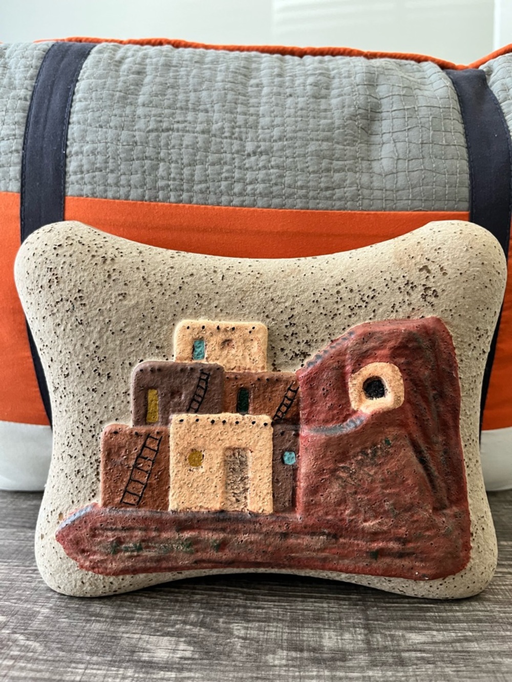 A lovely Southwestern American Indian Indigenous Art Vase 6x8